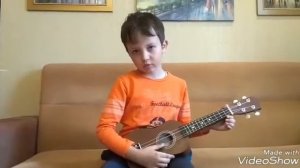 Играю на укулеле (на гавайской гитаре)