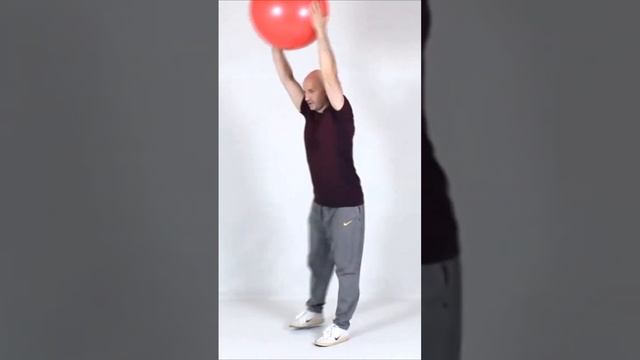 Выпады назад с фитболом #sorts смотреть онлайн