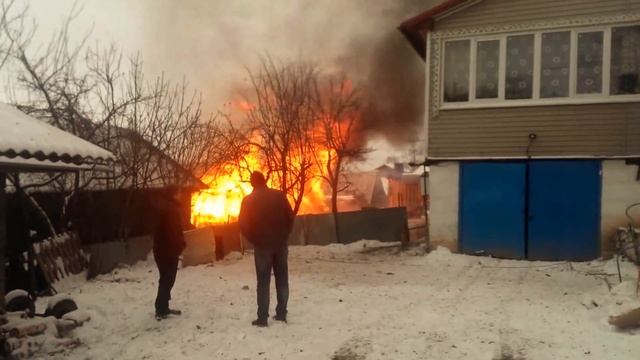 Огонь поглотил дом за секунды, пожар в Дмитровском районе смотреть онлайн
