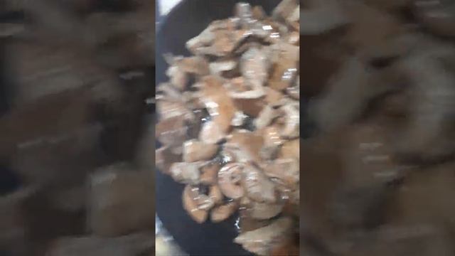 Грибы рыжики в сметане. смотреть онлайн