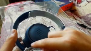 Распаковка наушников JBL.