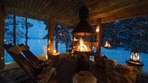 За окном идёт снег, а в квартире новогодняя атмосфера, тепло и спокойный звук камина 🎄