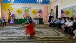 Красивый танец мамы с дочкой