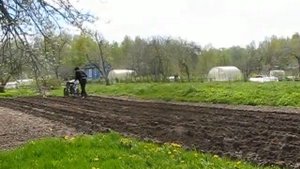 Нарезание боровков перед посадкой картошки