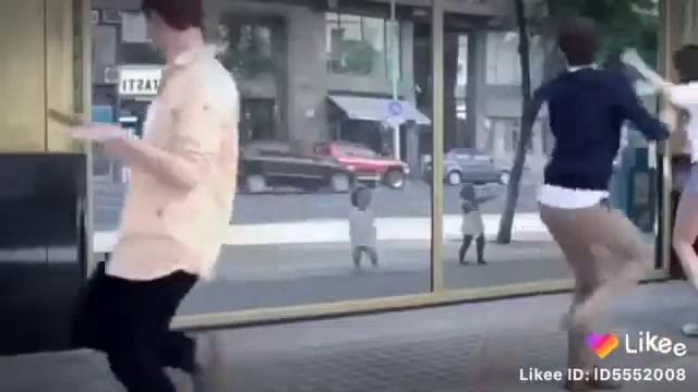 Дети повторяют за взрослыми смотреть онлайн