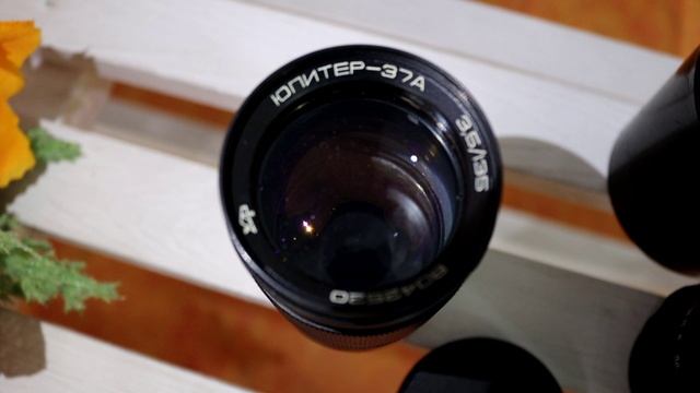 В наш мини-музейчик при фотостудии принесли еще фотоаппараты Зенит и объективы