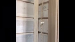 Крупным планом: открытая проводка на изоляторах в деревянном доме