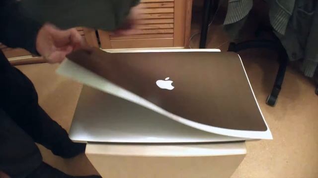 applying the copper dbrand skin to the MacBook Pro 15" смотреть онлайн