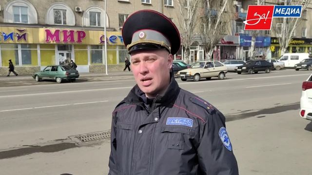 Сотрудники ГИБДД Мелитополя поздравили женщин с наступающим 8 марта