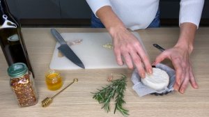 Запеченный камамбер с розмарином и чесноком