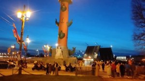 Стрелка Васильевского острова в Санкт-Петербурге, Ростральная колонна и разведённый Биржевой мост..