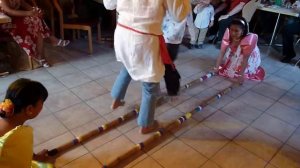 Batak woman tries to dance philipin bamboo dancing