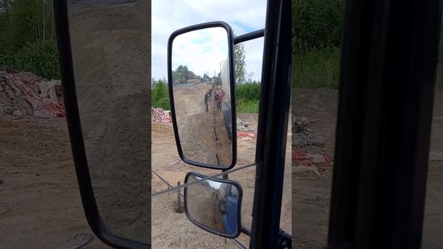 Вид из кабины,заливаем сваи на автобетоносмесителе. Работа на миксере смотреть онлайн