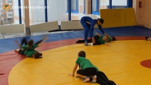 Урок самбо в начальной школе часть 10 - падение на бок через партнера