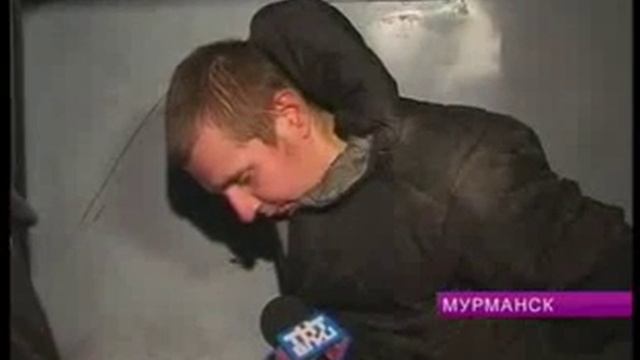 Молодой человек разбил стекло в машине чтобы достать магнитолу и ударил ножом пожилого человека