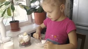 Молочный коктейль из клубники и мороженого - легко даже для ребенка