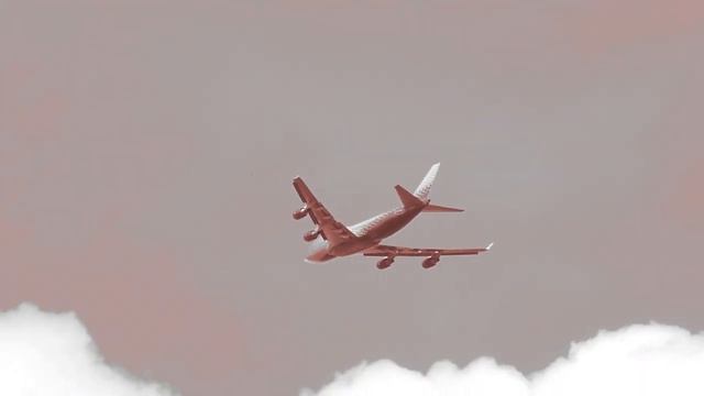 Самолёт уходит в облака.