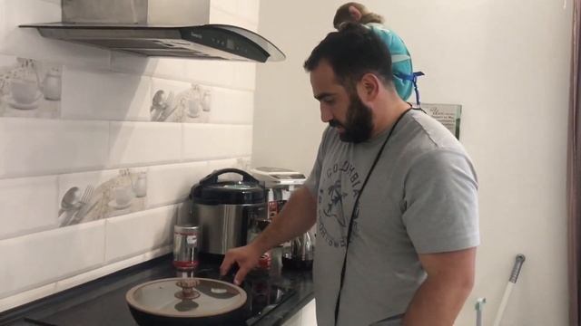 Бедная обезьяна СЕМЬЮ ПОТЕРЯЛА, Теперь на кухне ГОТОВИТ КУШАТЬ. Марта Обезьяна #monkey #обезьяна
