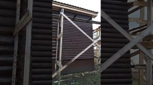 Покрасил сруб краской цвета палисандр в 1 слой.