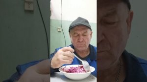 Ем свёклу с чесноком и грецкими орехами заправленную сметаной.