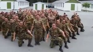 Солдаты танцуют.