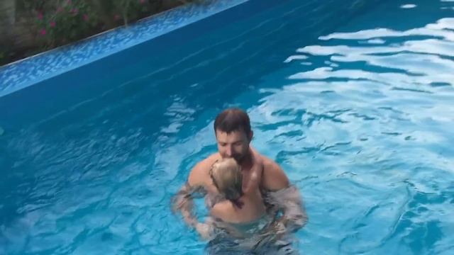 Как научить ребенка плавать Грудничковое плаванье Отдых в Кирилловке Приключения Ванессы смотреть онлайн