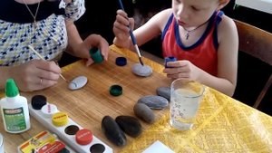 Рисуем на камнях красками