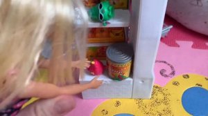 Настя и Барби играют с щенками около бассейна