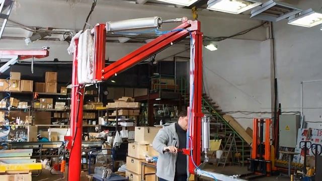 Манипулятор с вакуумным захватом  для термопанели