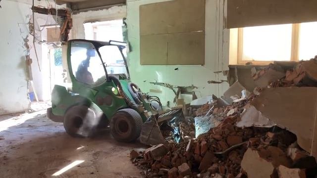 Демонтаж кирпичных перегородок механизированным способом внутри здания