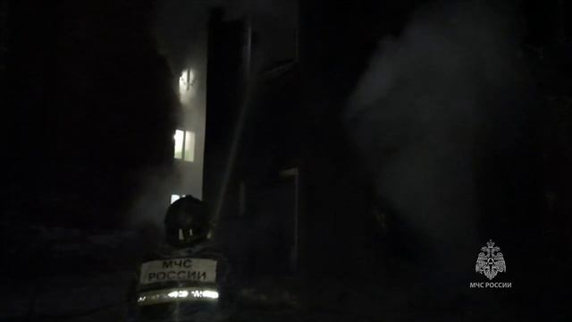 Огнеборцы в Хабаровске ликвидируют возгорание в здании барачного типа на ул. Герасимова