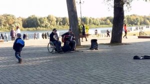 французская песня , в исполнении уличных белорусских певцов