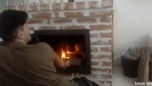 Жарим шашлык в камине в доме)