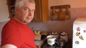 Геннадий Горин в первый раз варит яблоки в кастрюле