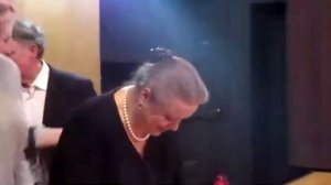 Елена Цыплакова раздаёт автографы