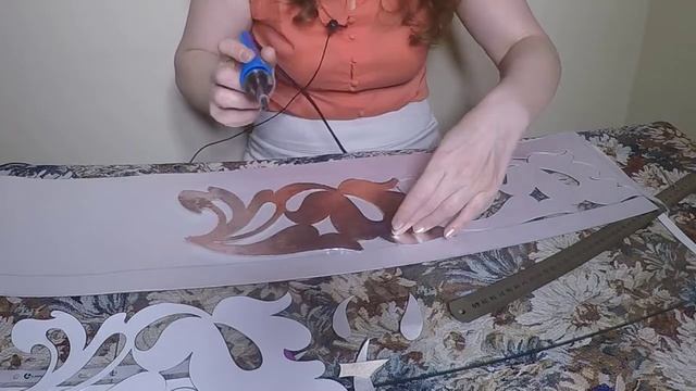 Делаем ажур самодельным трафаретом.