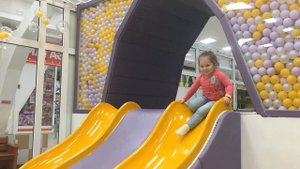 Батутный центр! Попрыгушки! Дашенька развлекается! Много-много шариков! #батутныйцентр #развлечения