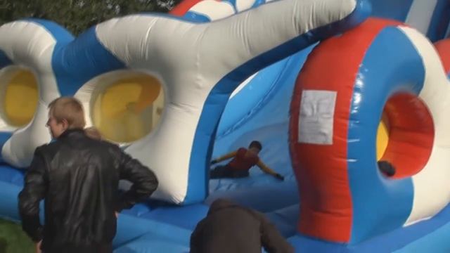 Огромная надувная горка в парке "Тропарево" Эко-Парк смотреть онлайн