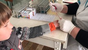 Как сдать ребёнку кровь из пальца без слёз