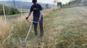 Stihl Fs 561-C with durocut 40-4 trimmer head cutting dry big grass.