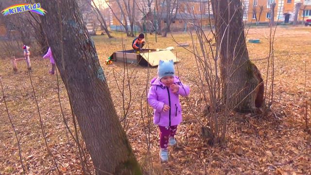 Игры для детей Алина и Милана играют в песочнице Делают Тортики Играют в Посудку. KiKiKids смотреть онлайн