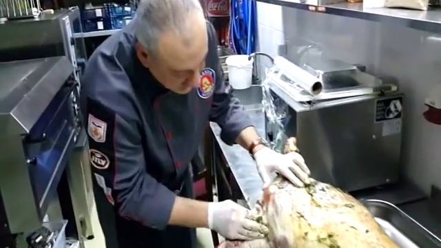 ЯГНЕНОК НА ВЕРТЕЛЕ В НЕМЕЦКОЙ ДЕРЕВНЕ РЕЦЕПТ В РЕСТОРАНЕ ПАУЛАНЕР СЮФ КРАСНОДАРСКИЙ смотреть онлайн