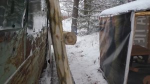 День в зимней тайге. Зимний таёжный быт. Таежная изба.