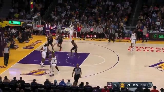 Расселл Уэстбрук попытался исполнить бэнк-шот, но угодил в верхнюю часть щита смотреть онлайн