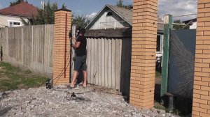УСТАНОВКА КОЛПАКОВ И ЗАКЛАДНЫХ, ФИНАЛ С КИРПИЧНЫМИ СТОЛБАМИ К ВОРОТАМ