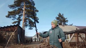 показываю трюки с катаной