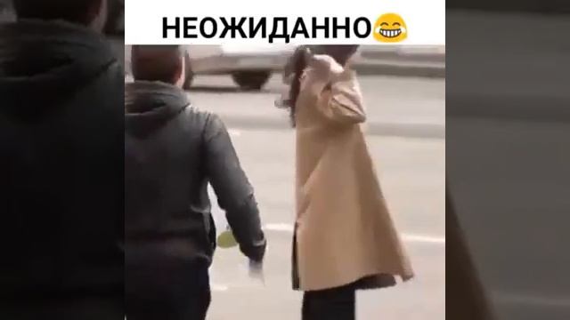 Подарит девушке цветок прикол