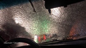 Лед на лобовом стекле. Как правильно убрать