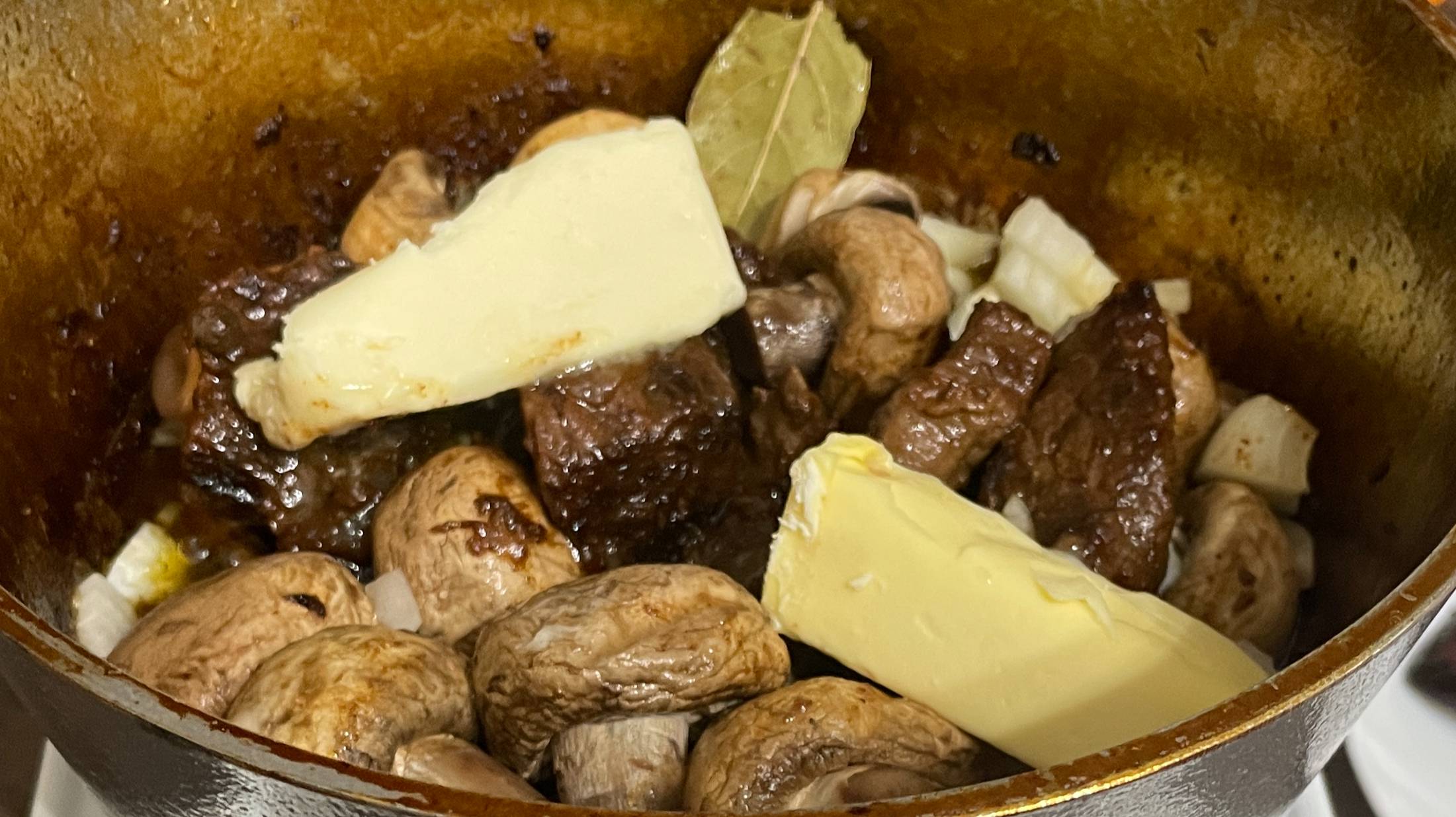 Говядина с грибами и картофелем на плите. смотреть онлайн