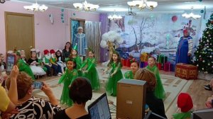 Танец елочек на новый год в старшей группе.